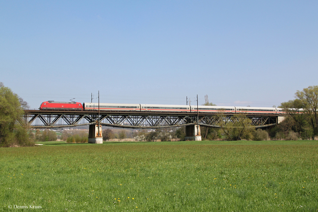 101 mit Metropolitan als ICE 1004 am 25.04.2013 bei Felsheim.