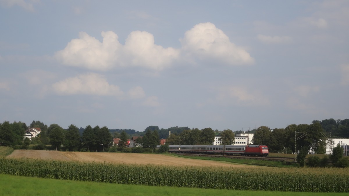 101 xxx fährt mit ihrem IC von Stuttgart nach München hier durch Ebersbach, August 2014.