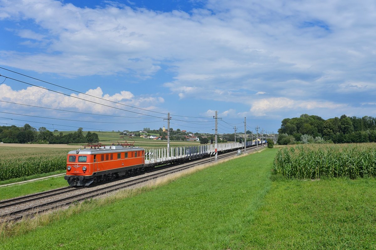 1010 002 mit einem Rungenwagenzug am 14.07.2018 bei Kimpling.