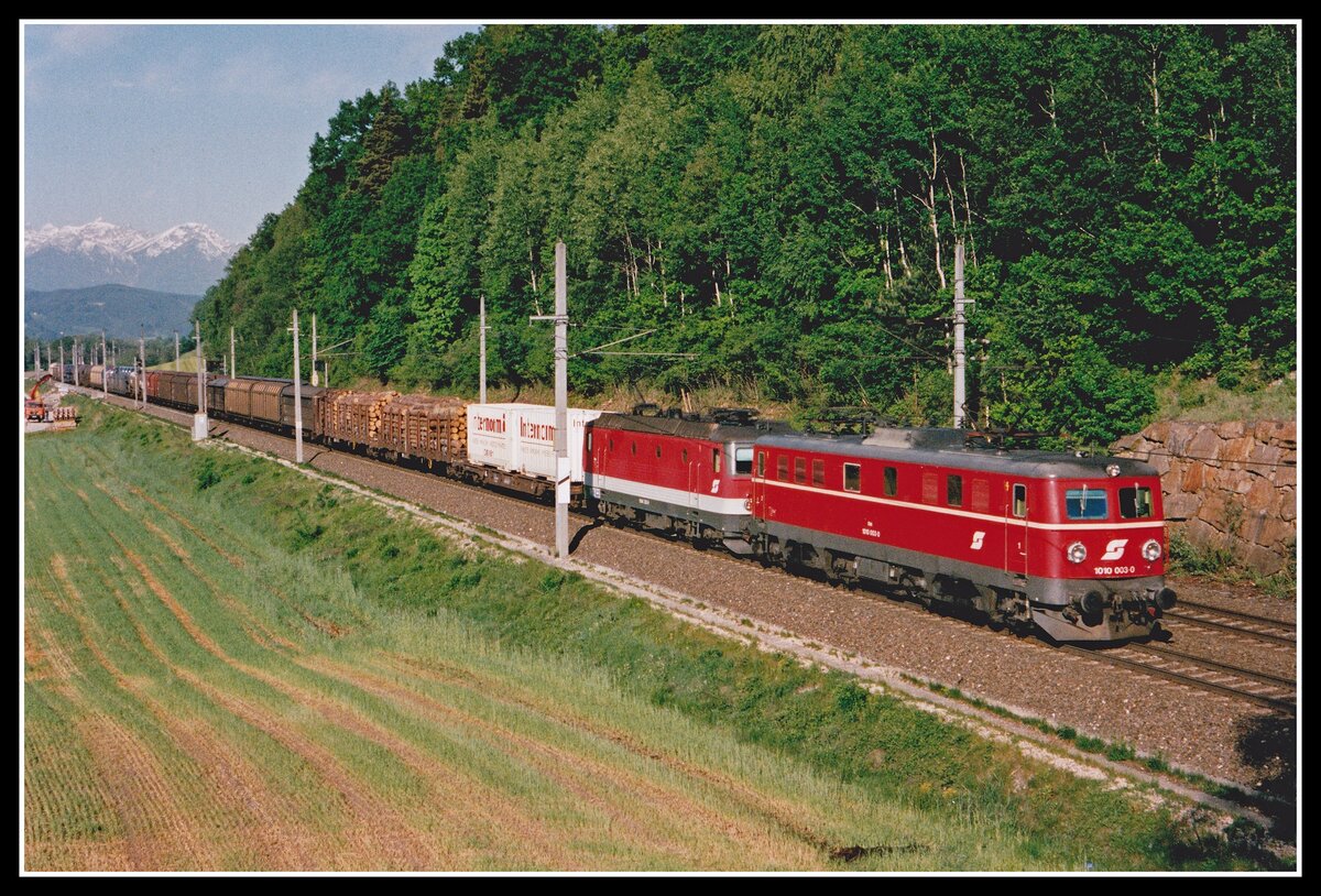 1010 003 + 1044 225 ziehen am 14.05.2002 den Güterzug G53345 bei Terfens durchs Inntal.