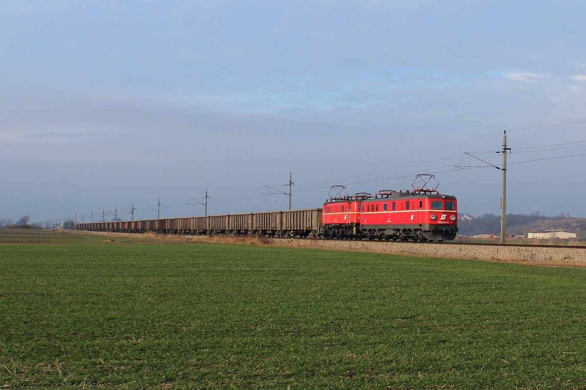 1010 003 und 1040 013 mit der Leerrübe LGAG 59106 von Tulln an der Donau (Tu) nach Sierndorf (Si), Aufgenommen auf der Strecke 113 zw den Bahnhof Hausleiten (Hui) und Absdorf-Hippersdorf (Ah) in Richtung 2; am 05.01.2014
Natürlich auch ein großes Dankeschön an den Club 1018 - Erhaltung und Betreuung nostalgischer Triebfahrzeuge und allen Beteiligten welche diese Fahrten erst ermöglicht hatten