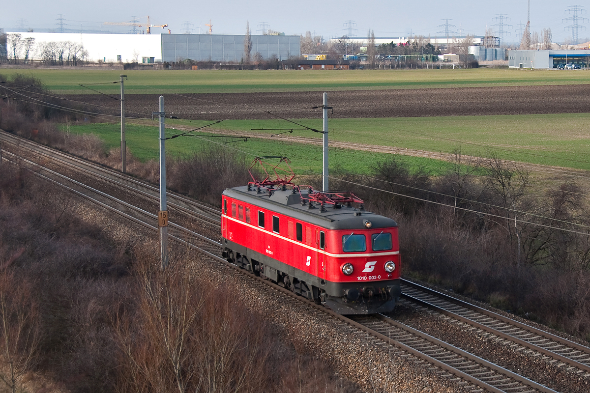 1010 003 fährt als Lokzug in Richtung Gramatneusiedl. Himberg, am 21.02.2014.