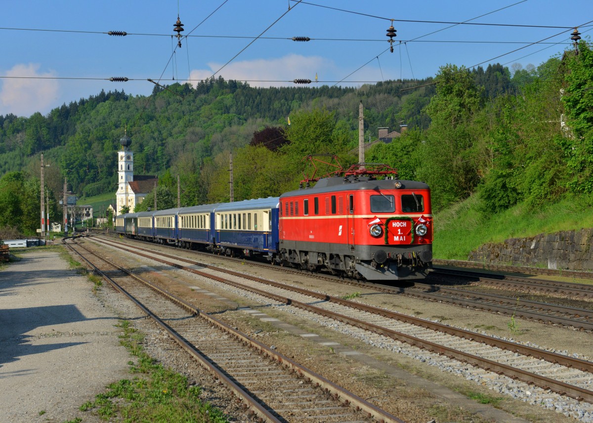 1010 003 mit dem Erlebniszug nach Wien am 01.05.2014 bei der Durchfahrt in Wernstein am Inn.
