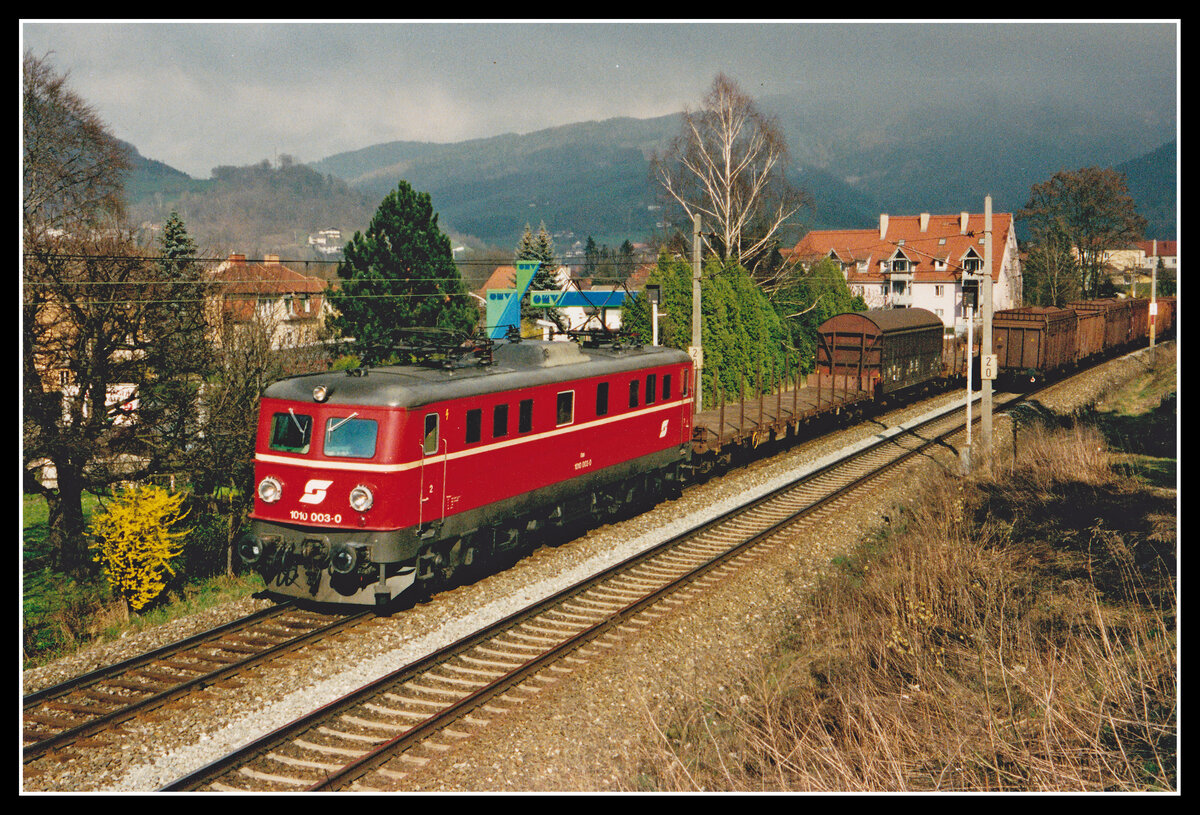 1010 003 mit G79635 bei Bruck an der Mur am 29.03.2001.