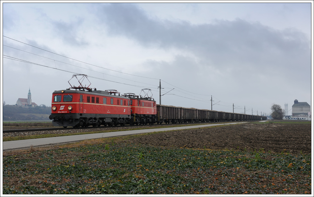 1010 003 vor 1040 013 vom Club 1018 am 4.1.2014 aufgenommen in Hausleiten mit der 2080 Tonnen schweren Vollrübe 59015 nach Tulln.

http://www.club1018.at/

