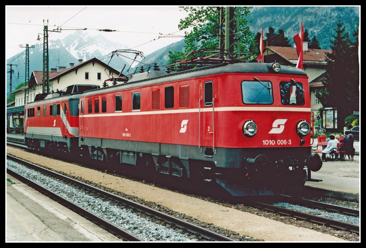 1010 006 mit 1110 519 im Schlepp stehen am 18.05.1995 in Jenbach.