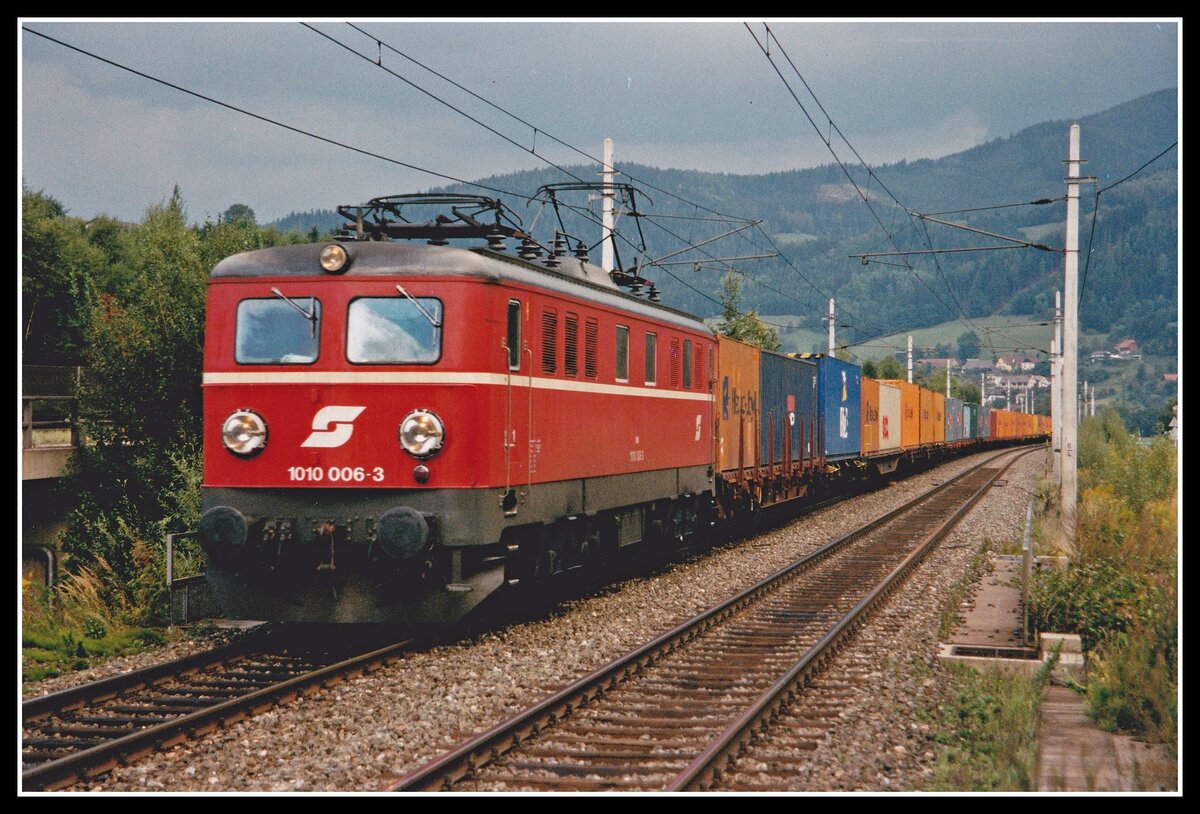 1010 006 mit Güterzug in Oberaich am 13.09.2000.