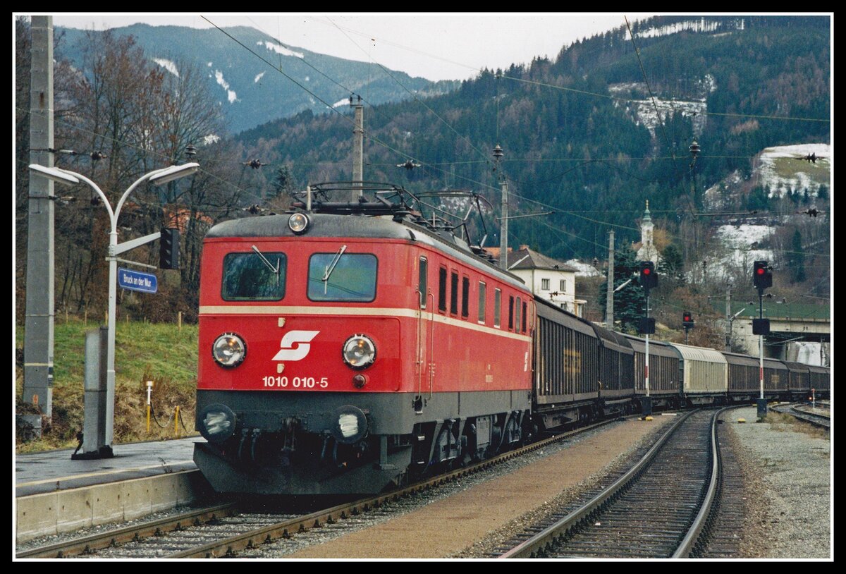 1010 010 mit Güterzug in Bruck/Mur am 16.01.1998.