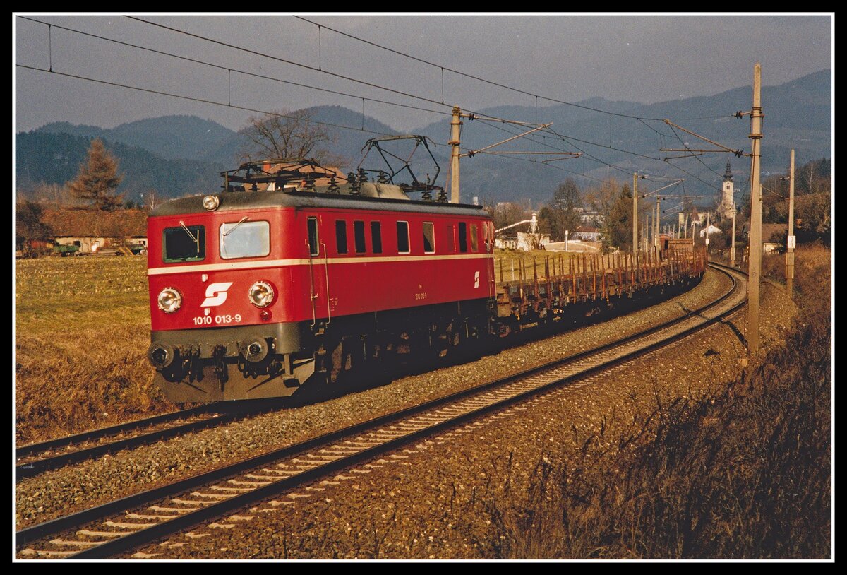 1010 013 mit Güterzug bei Oberaich am 6.03.2001.