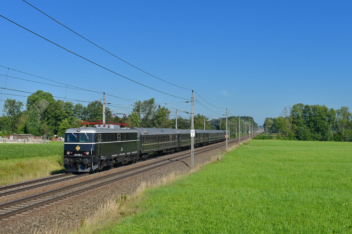 1010 015 mit dem Majestic Imperator am 14.08.2017 bei Zell an der Pram. 