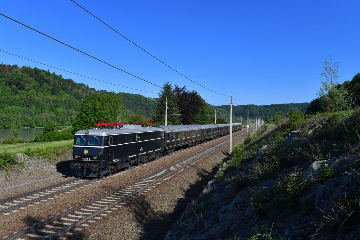 1010 015 mit dem Majestic Imperator am 06.05.2018 bei Wernstein am Inn. 