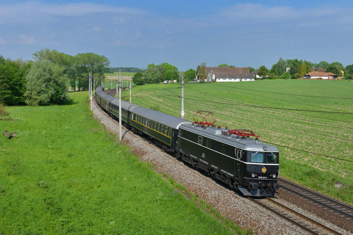 1010 015 mit einem Majestic Imperator am 23.05.2017 bei Neumarkt-Kallham. 