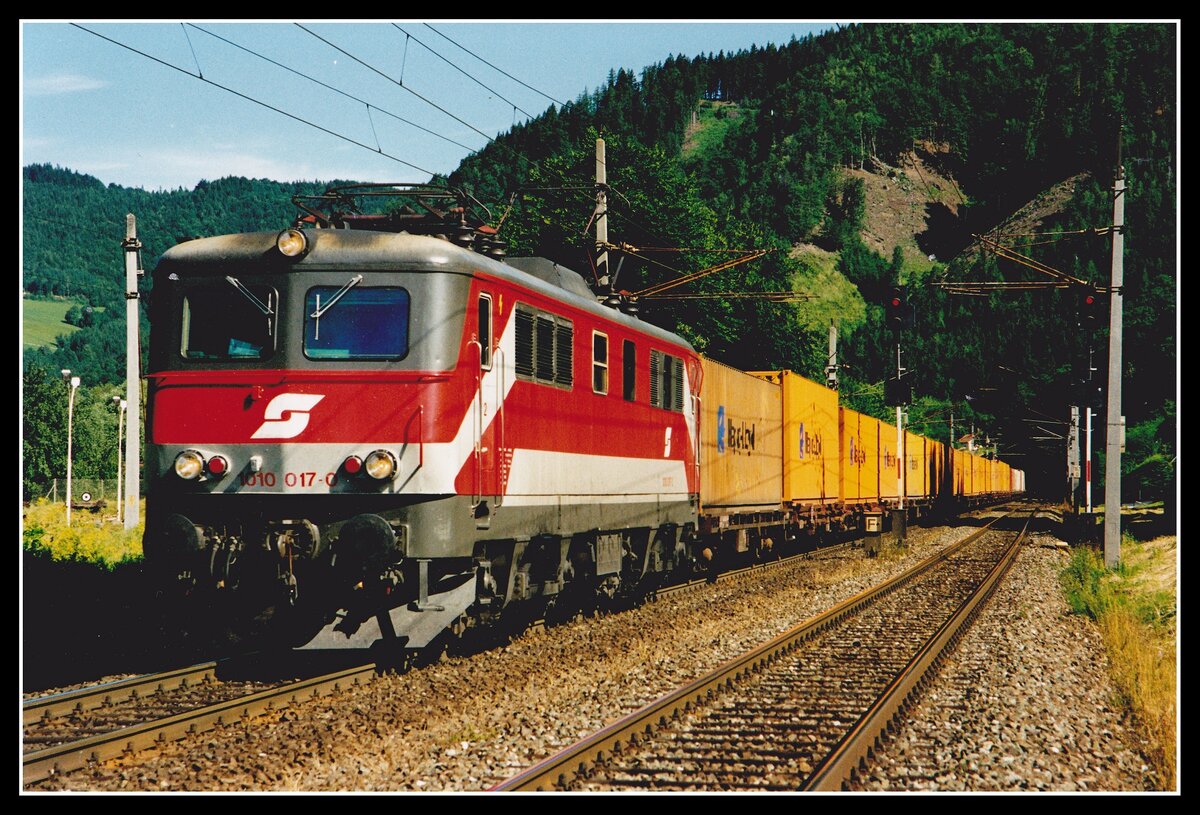 1010 017 mit Containerzug in Pernegg am 29.06.1999.