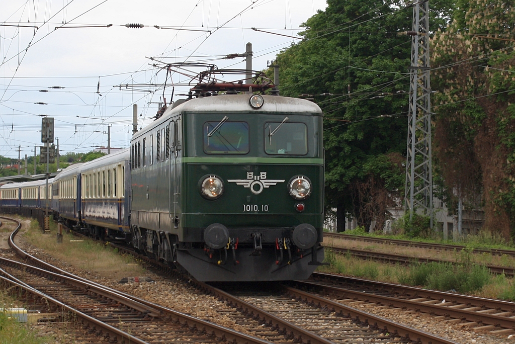 1010-10 mit dem SLP 14666 am 11.Mai 2014 im Bf. Heiligenstadt.

