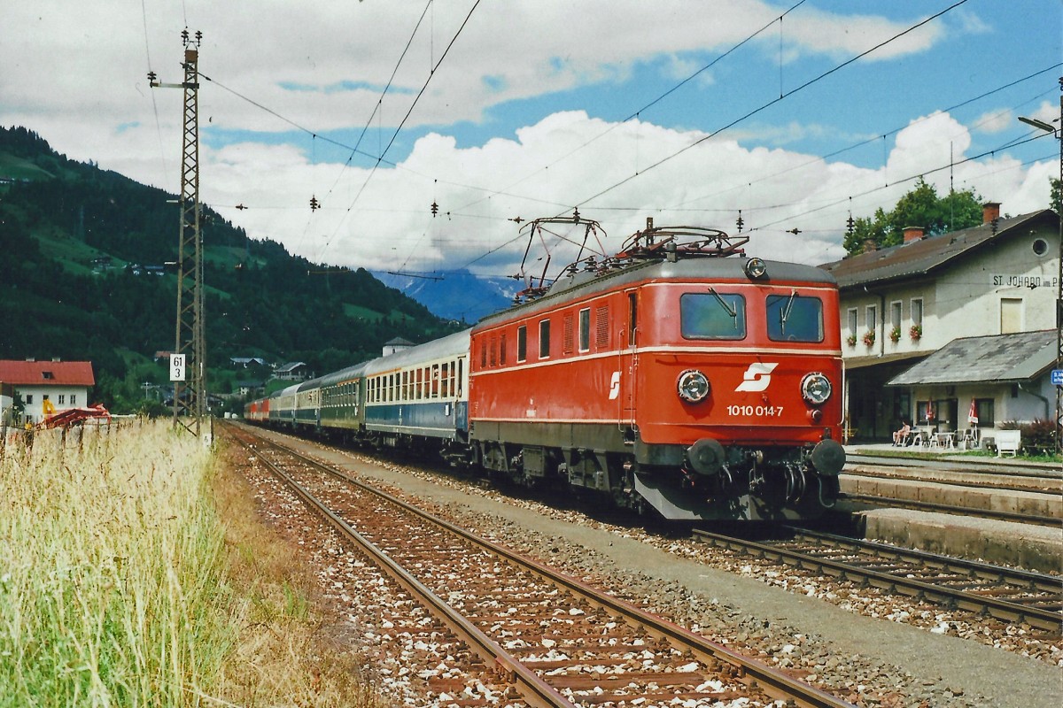1010.014 mit E-713 in St.Johann/P. im Juli 1986