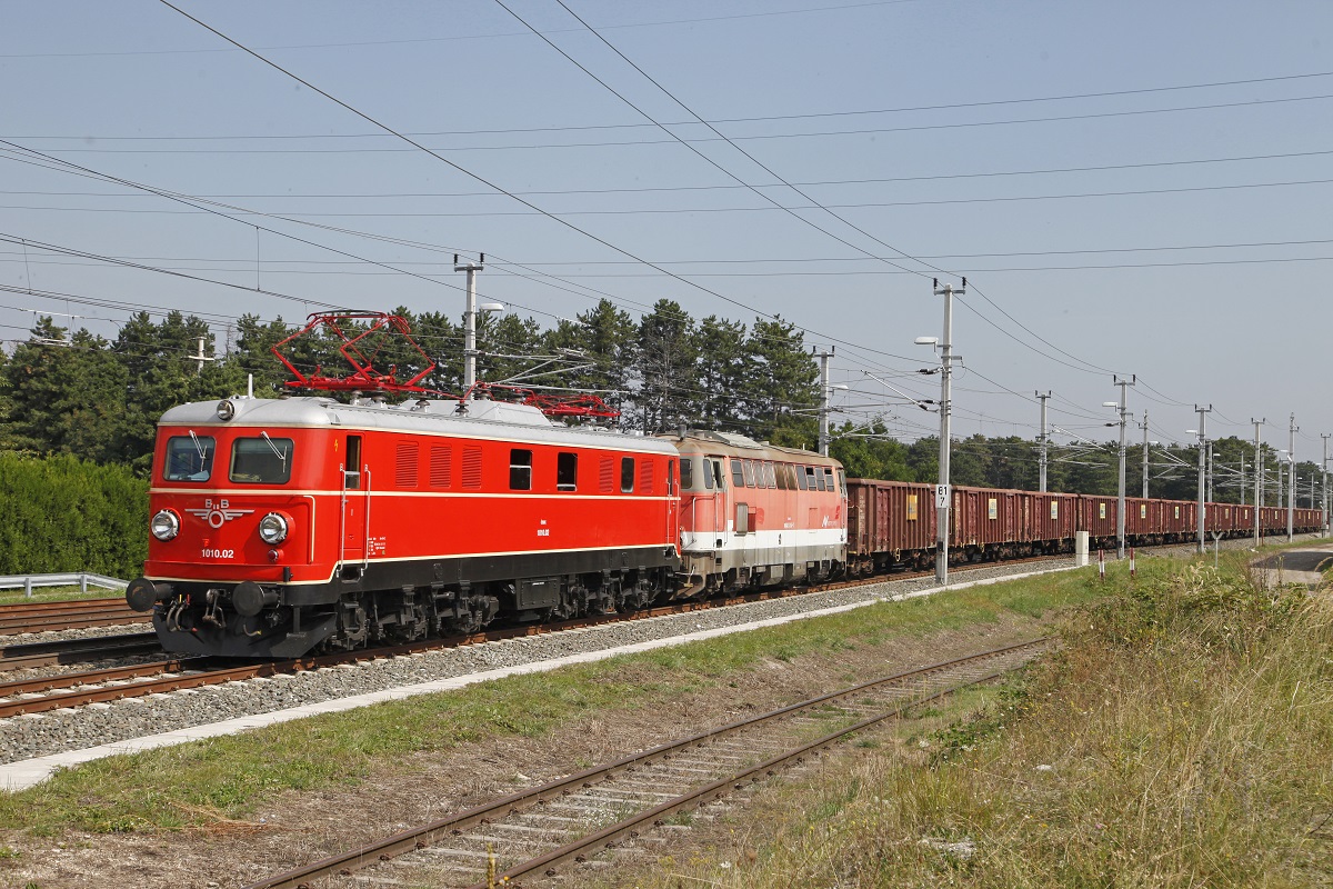 1010.02 + 2043 037 fahren am 8.09.2016 mit einem Güterzug in den Bahnhof Neunkirchen ein.