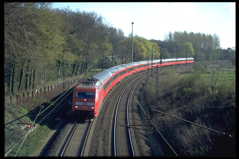 101007 war am 13.07.1997 mit einer kompletten ÖBB Garnitur als Eurocity nach Wien am Ortsrand von Hasbergen um 13.07 Uhr auf der Rollbahn unterwegs.