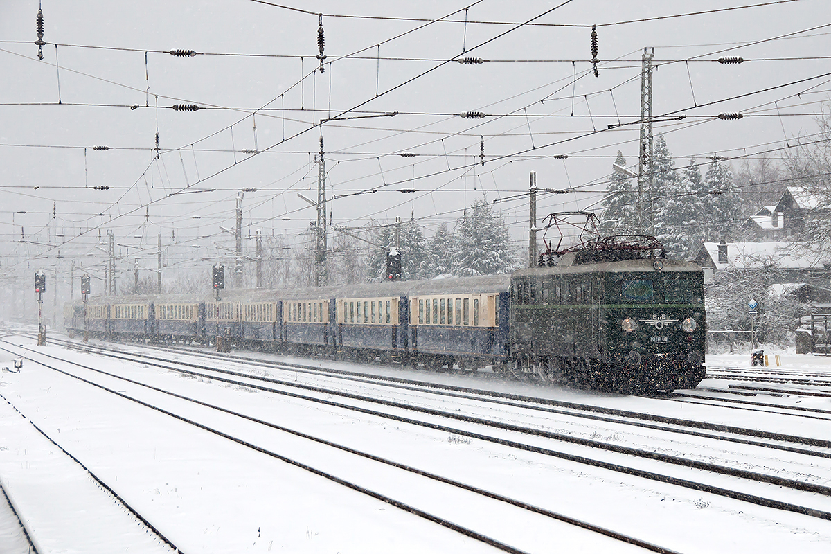 1010.10 erreicht am 15.12.2018 mit dem Sonderzug zum Advent in Steyr den Bahnhof Neulengbach.
