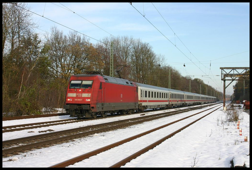 101010 fährt hier am 2.12.2005 um 11.46 Uhr mit einem Intercity in Richtung Münster durch den Bahnhof Natrup Hagen.