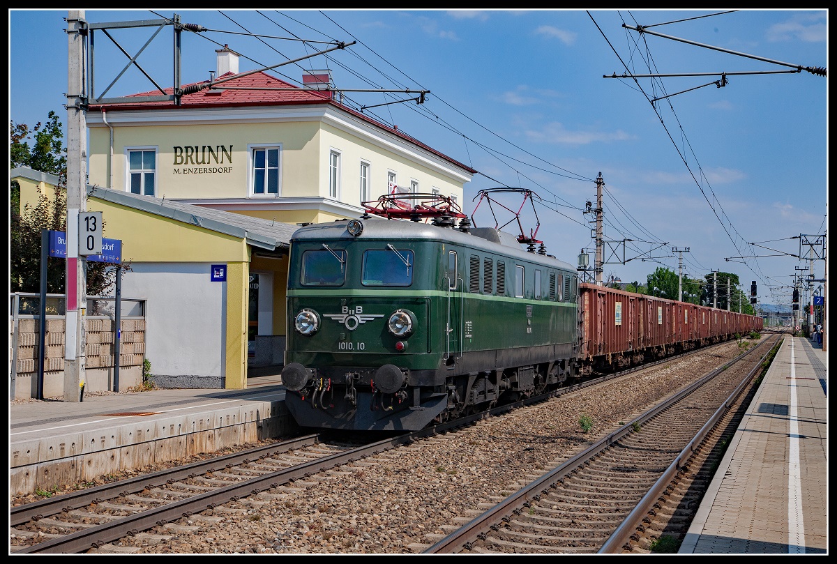 1010.10 mit Güterzug in Brunn Maria Enzersdorf am 18.06.2018.