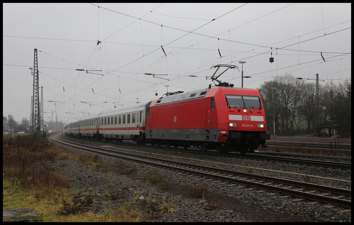 101011-5 ist hier am 8.1.2020 um 11.44 Uhr in Hasbergen mit einem IC in Richtung Münster unterwegs.