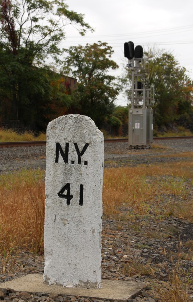10.10.13 Bear Mt. NY, Milepost / Kilometer bzw. Nummernstein an der G�terstrecke auf der westlichen Seite des Hudson Rivers. 