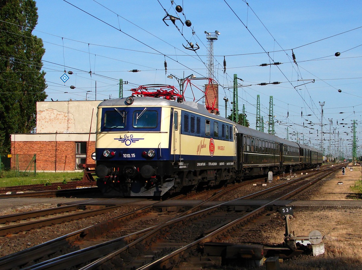 1010.15 von ÖGEG mit SLP Majestic Imperator bei der Einfahrt in Hegyeshalom.
07.06.2015.