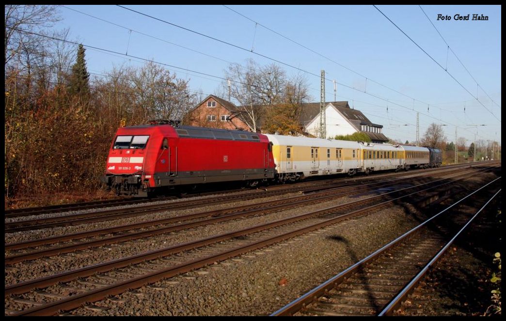 101025 und am Ende TX Logistic Taurus ES64 U2-066 waren am 24.11.2014 um 10.54 Uhr mit einem Messzug zwischen Minden und Bielefeld, hier bei der Vorbeifahrt in Hiddenhausen Schweicheln, unterwegs.