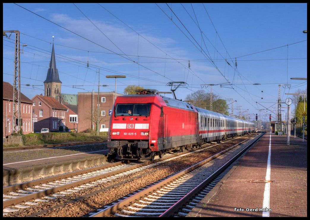 101025 durchfährt am 20.4.2015 um 7.58 Uhr mit einem Intercity den Bahnhof Salzbergen in Richtung Süden.