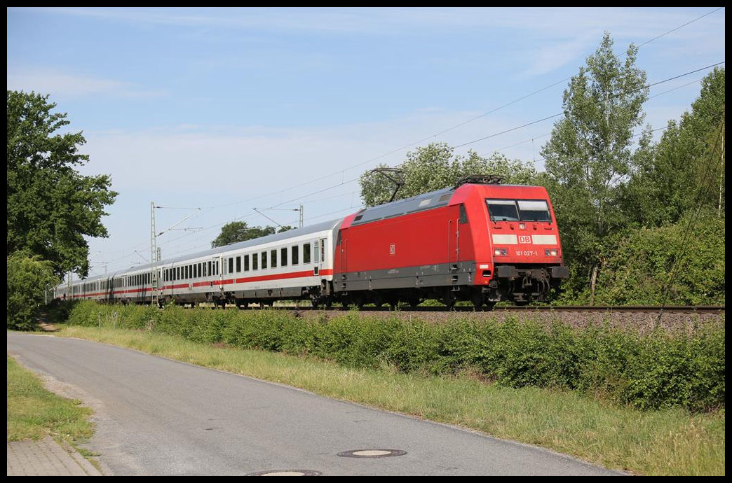 101027-1 mit Intercity Richtung Osnabrück am 25.6.2019 um 10.07 Uhr am Ortsrand von Hasbergen.