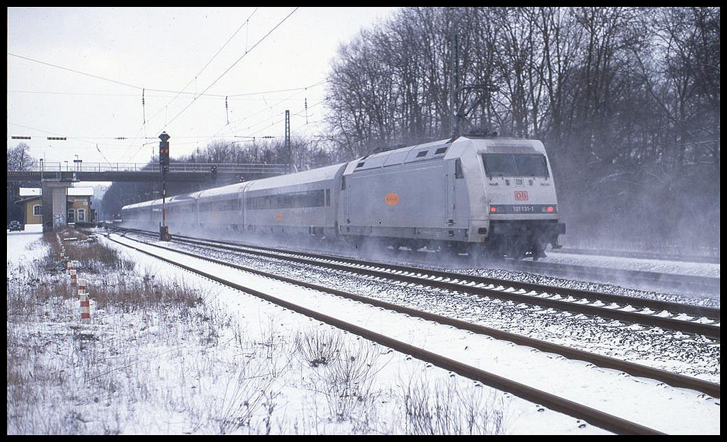 101031-1 schiebt hier den Metropolitan nach Köln am 6.1.2003 durch den Bahnhof Natrup Hagen.
