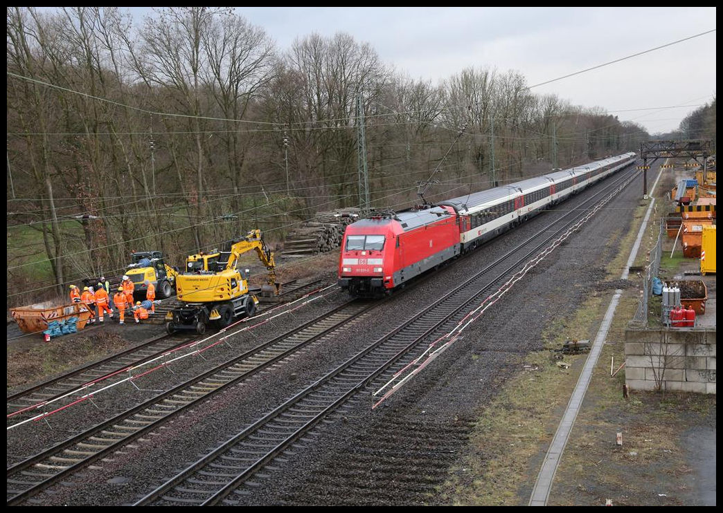 101031 passiert am 5.3.2019 um 8.38 Uhr mit dem EC 9 nach Zürich die Gleisbaustelle im Bahnhof Natrup Hagen. Dort werden derzeit die Überholgleise abgetragen. Der einstige fünfgleisige Bahnhof wird fortan zum Haltepunkt ohne Weichen zurück gebaut. Damit gibt es zwischen dem Bahnhof Hasbergen und dem Bahnhof Lengerich keine Weiche geschweige denn eine Überholmöglichkeit mehr. Die Züge in Richtung Münster müssen beim Ausweichen sogar zwangsläufig das Gegengleis kreuzen, was wiederum in Einzelfällen zu längeren Fahrzeiten führen wird. Denke darüber jeder selbst was er dazu meint!