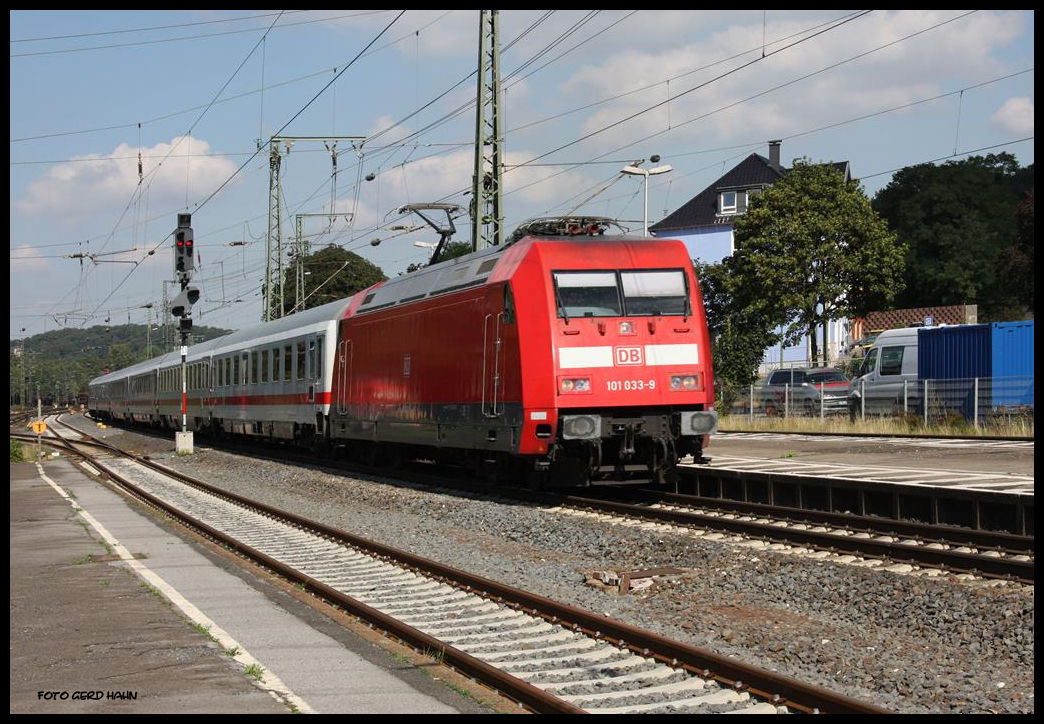101033 kam am 6.9.2016 mit einem Intercity Richtung Hamm um 14.45 Uhr durch den Bahnhof Brackwede.
