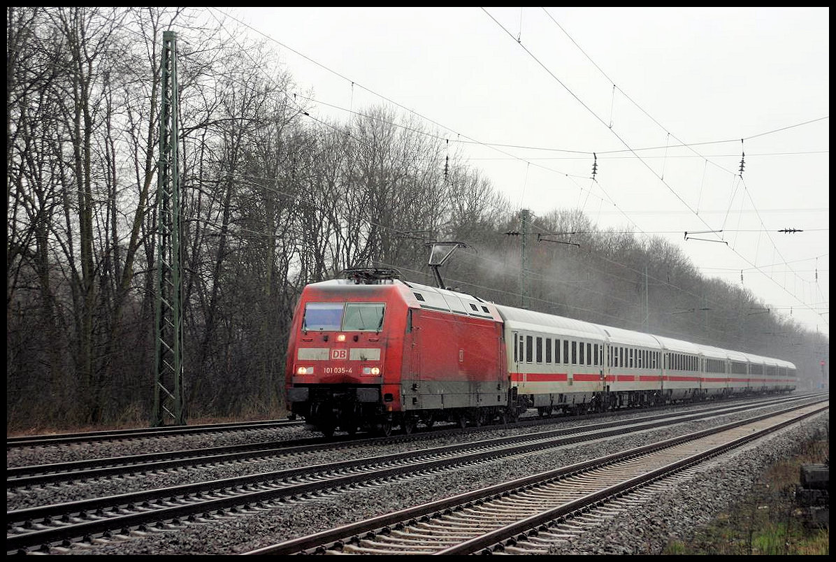 101035-4 kommt hier am 2.4.2006 um 14.10 Uhr aus Richtung Osnabrück mit einem Intercity durch den Bahnhof Natrup Hagen.