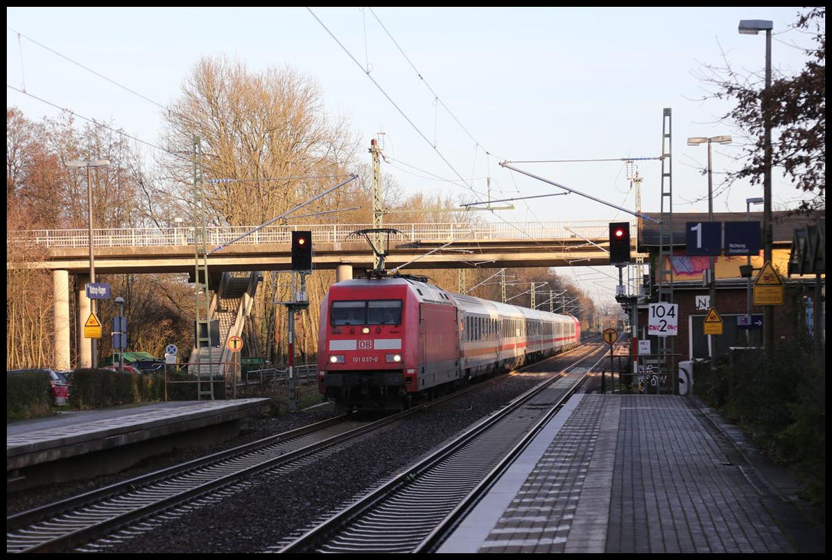 101037-0 fährt hier am 19.12.2019 um 9.53 Uhr mit einem Intercity in Richtung Münster durch den Bahnhof Natrup Hagen.
