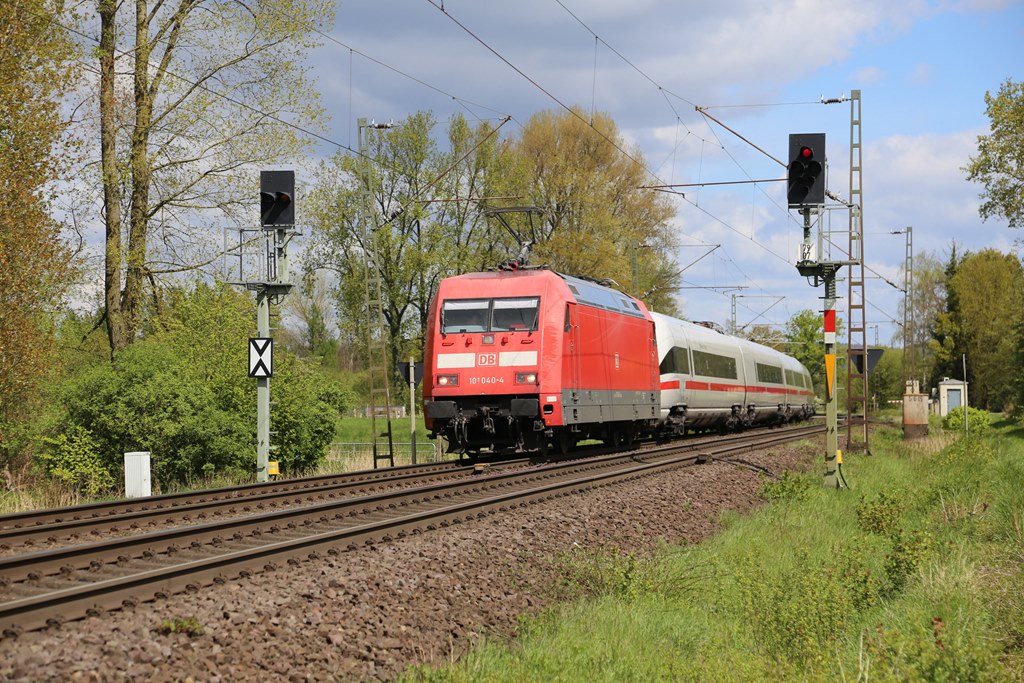 101040-4 schleppte am 21.04.2024 um 14.08 Uhr einen ICE T 411 über die Rollbahn in Richtung Münster. Hier ist das Gespann gerade am ehemaligen Schrankenposten 103 vorbei und strebt dem 
Lengericher Tunnel entgegen.
