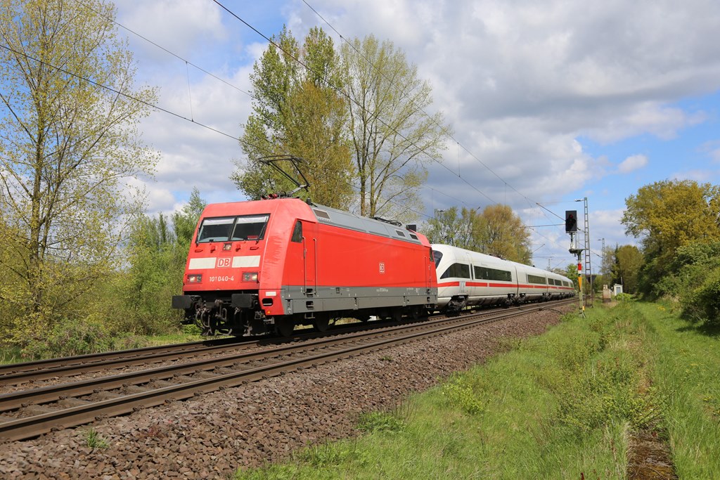101040-4 schleppte am 21.04.2024 um 14.08 Uhr einen ICE T 411 über die Rollbahn in Richtung Münster.