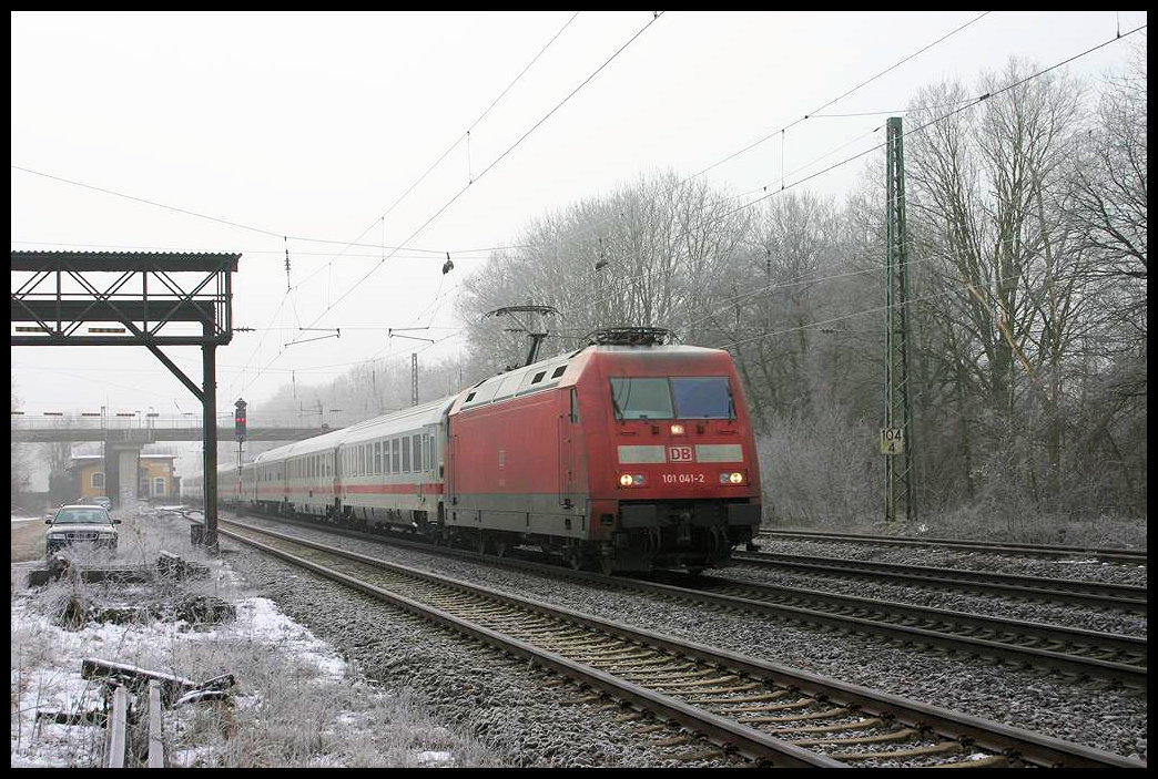 101041-2 fährt hier am 4.3.2006 um 9.14 Uhr mit einem Intercity Richtung Osnabrück durch den Bahnhof Natrup Hagen.