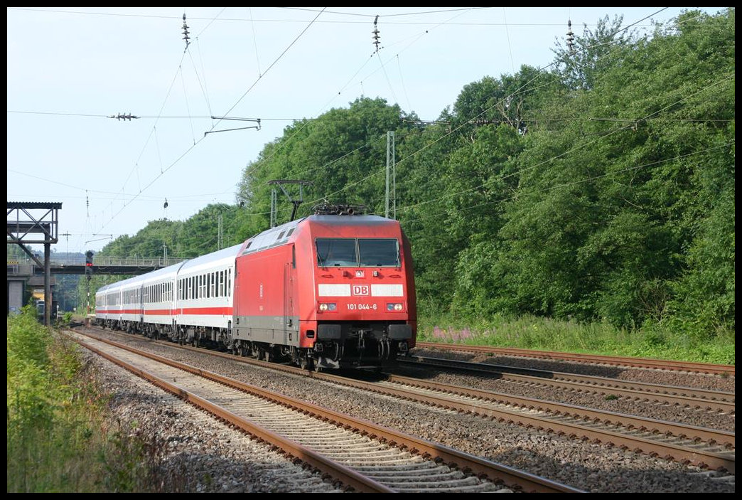 101044-6 kommt hier am 16.07.2005 mit einem kurzen Entlastungs IC in Richtung Osnabrück durch den Bahnhof Natrup Hagen.