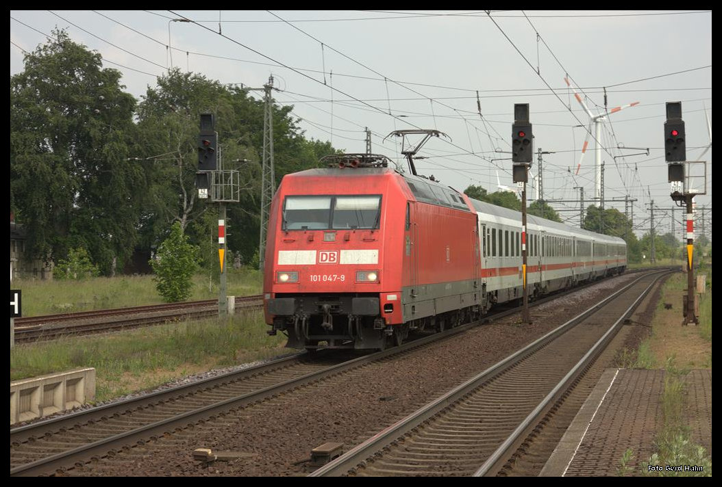 101047 war am 26.5.2016 um 14.37 Uhr in Eilsleben mit einem IC in Richtung Braunschweig unterwegs.