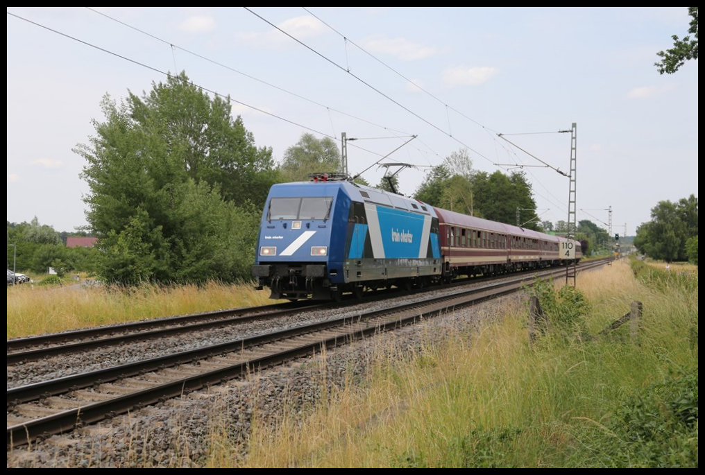 101051-1 von Train Charter war am 18.6.2023 mit einer Euro Express Wagen Garnitur auf der Rollbahn unterwegs. Um 16.22 Uhr kam der Zug mit Fahrtrichtung Münster durch Hasbergen.