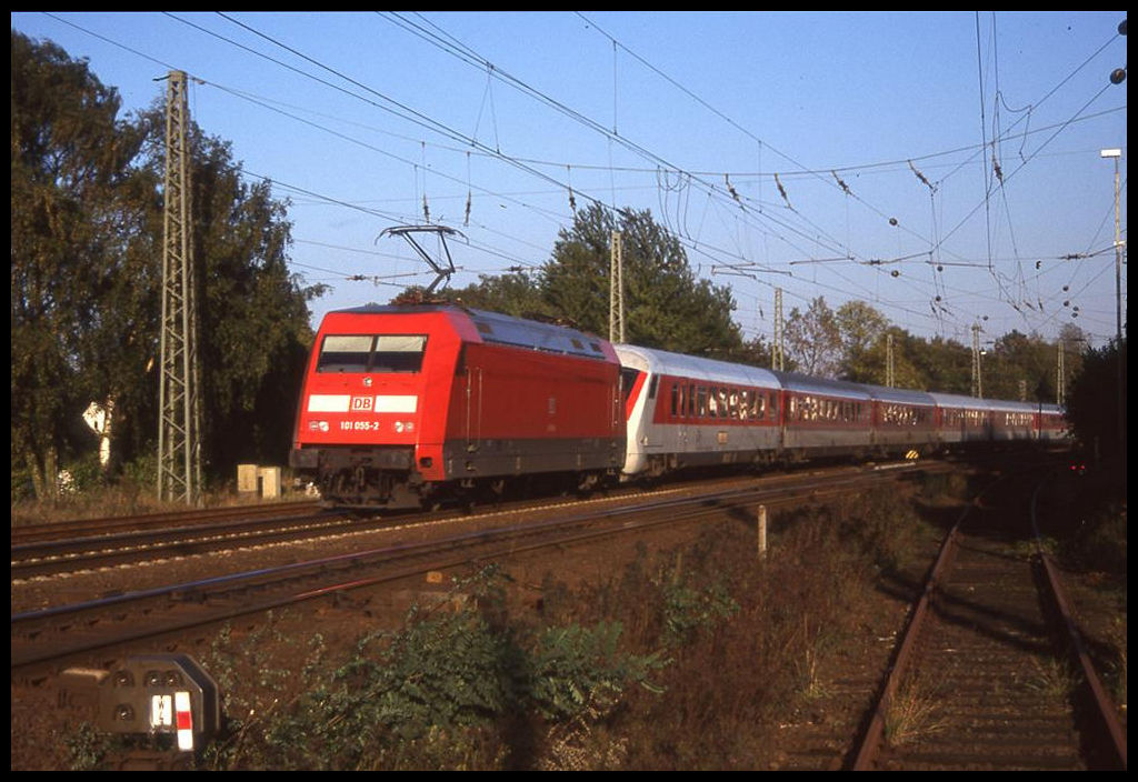101055 ist hier am 19.10.1999 um 16.43 Uhr auf der Rollbahn bei Hasbergen mit einem Intercity in Richtung Münster unterwegs. Auffällig ist der rot weiße Steuerwagen hinter der Lok.