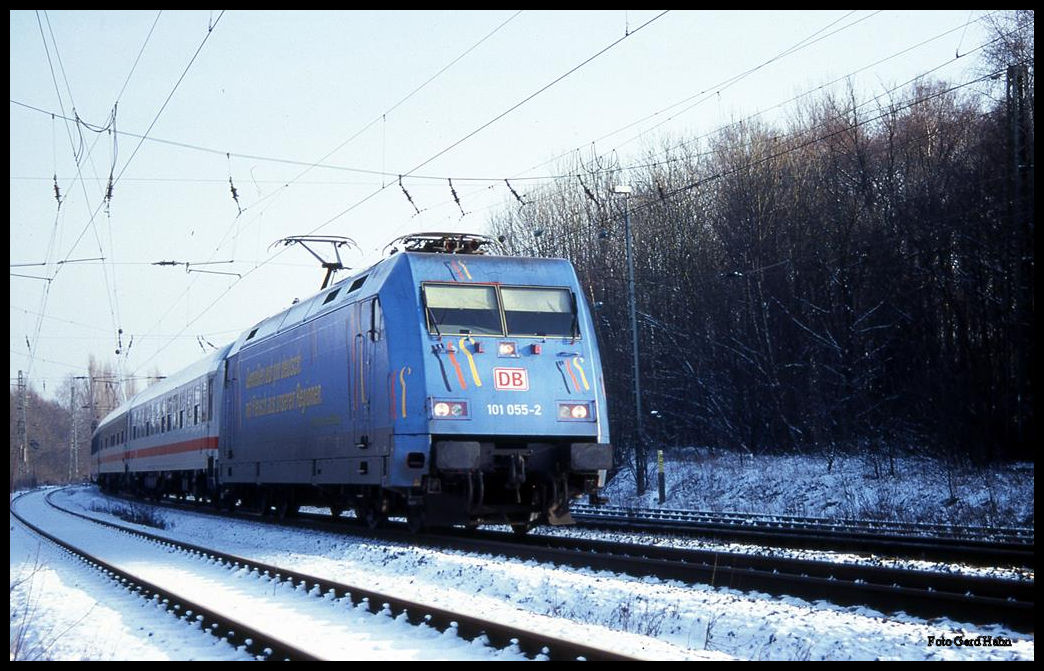 101055 mit Fleisch Werbung ist hier in Hasbergen am 1.1.2002 um 12.46 Uhr mit einem Intercity nach Münster unterwegs.