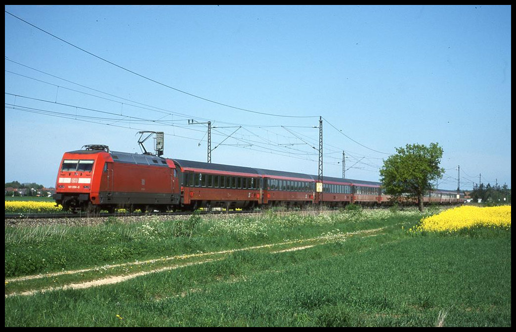 101056 ist hier mit einem Eurocity aus Wien am 9.5.2002 um 15.03 Uhr bei Neu Ulm in Richtung Stuttgart unterwegs.