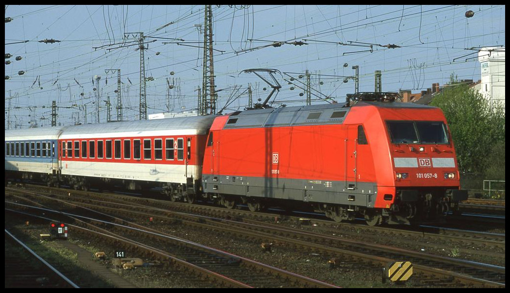 101057 fährt hier am 23.4.2001 um 17.33 Uhr mit einem Interregio nach Koblenz in Münster in Westfalen ab.