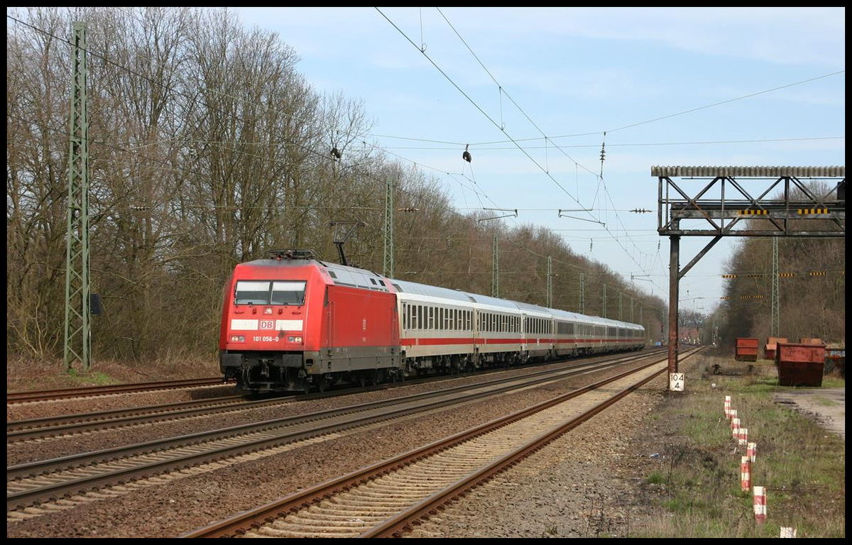 101058 kommt hier am 15.4.2006 um 12.50 Uhr mit einem Intercity in Richtung Münster durch den Bahnhof Natrup Hagen.