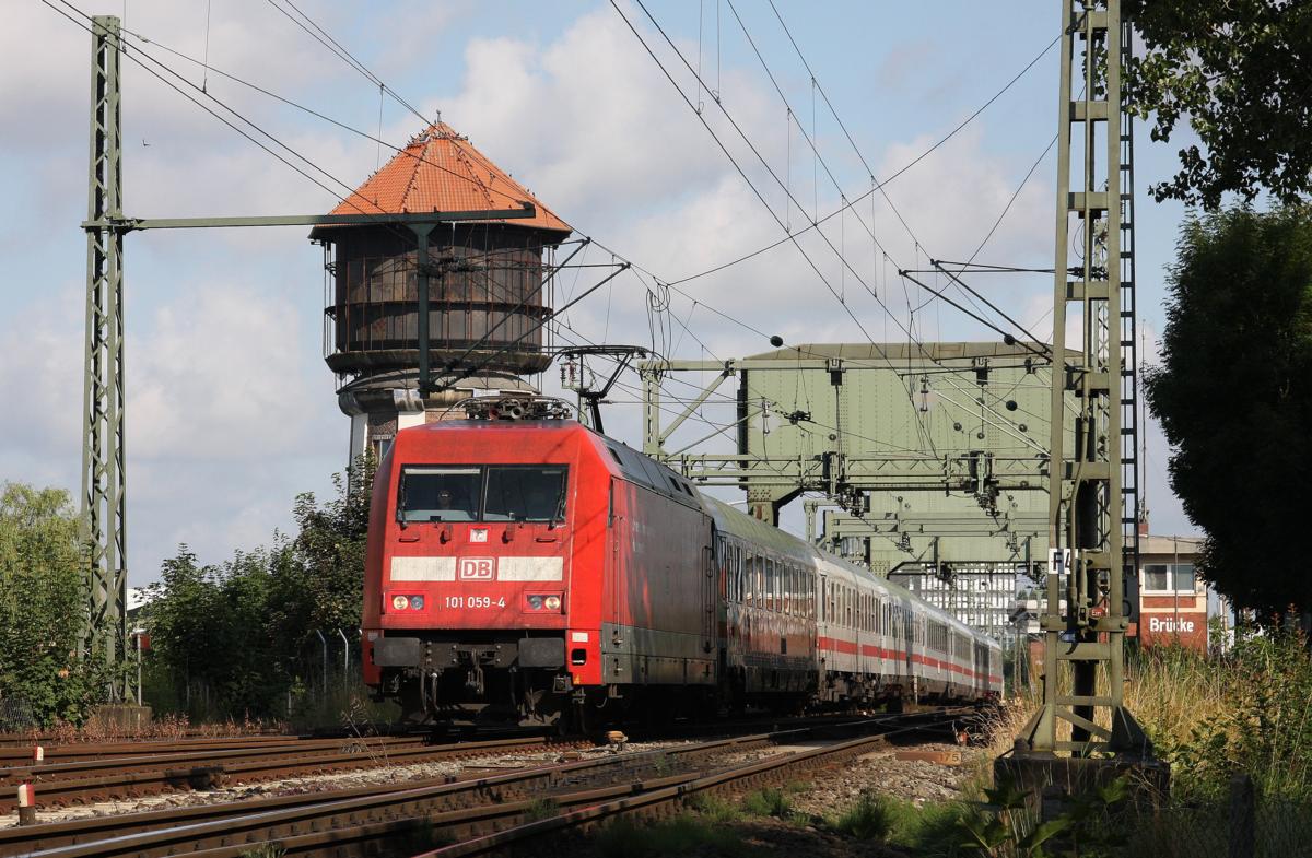 101059 überquert am 16.7.2014 um 9.33 Uhr mit einem Intercity in Richtung Bremen die Hunte Klapp Brücke in Oldenburg.