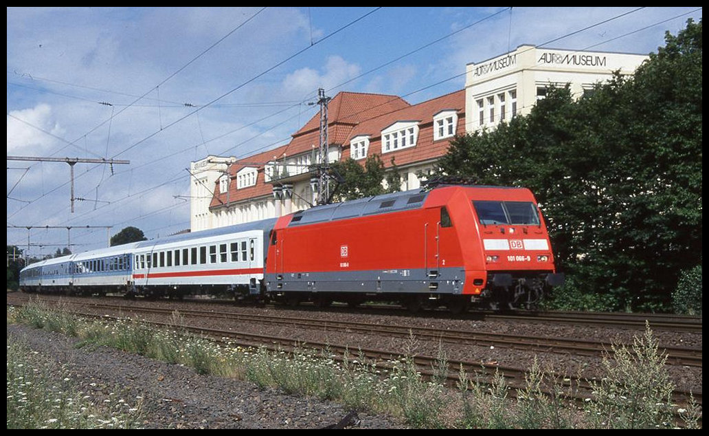 101066 passiert hier am 4.8.2002 um 11.22 Uhr mit dem IR 2341 nach Berlin das Automuseum in Melle.