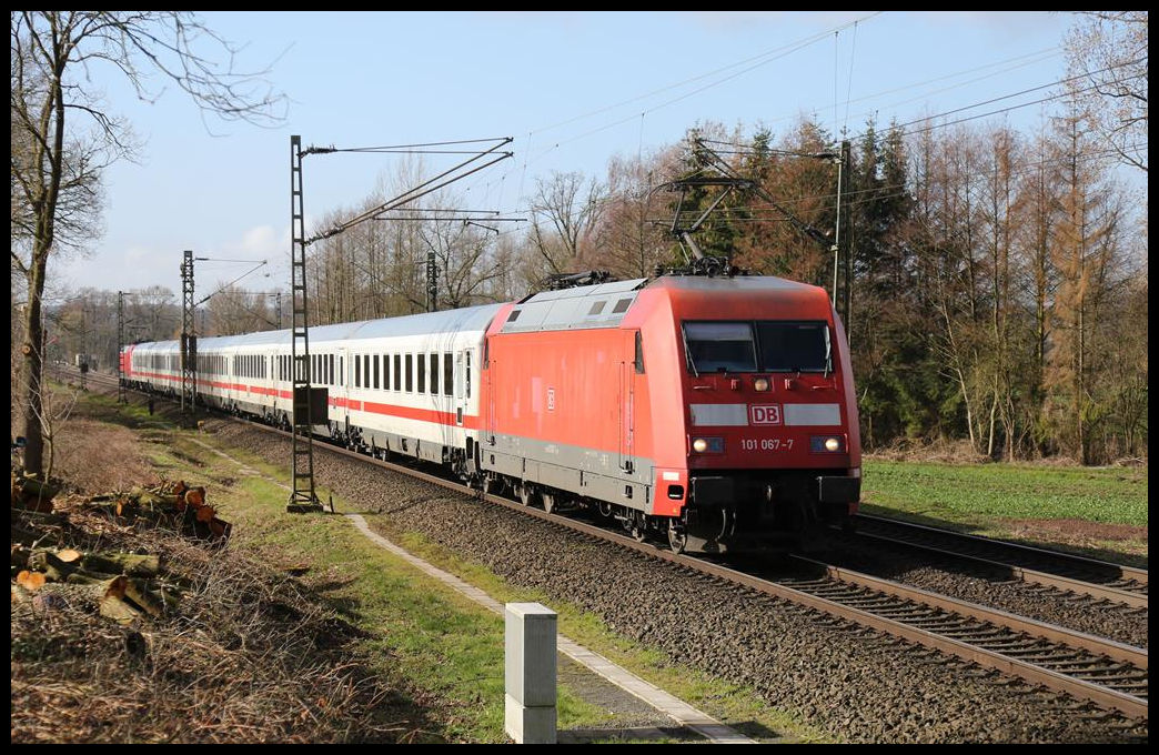 101067-3 erreicht hier am 19.3.2019 um 10.02 Uhr mit dem IC 141 nach Berlin Ostbahnhof die Landesgrenze Niedersachsen bei Hasbergen.