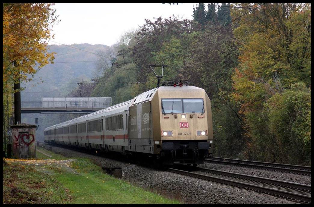 101071 Zeit für Gold hat hier gerade den Lengericher Tunnel verlassen und ist am 4.11.2018 um 14.15 Uhr mit ihrem IC auf dem Weg zum nächsten Halt in Osnabrück.